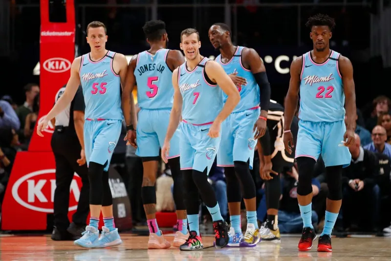 Сколько игроков в баскетбольной команде? Сколько игроков в баскетбольной команде?